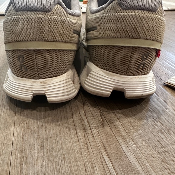 Used condition ON women’s tennis shoes - Picture 6 of 9